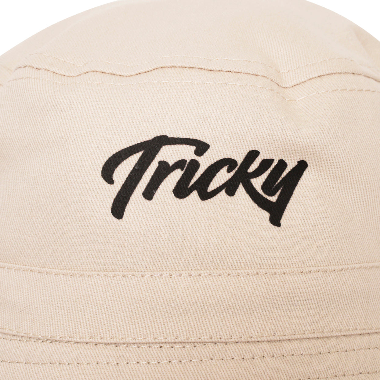 TRICKY SMALL LOGO BUCKET HAT ECRU