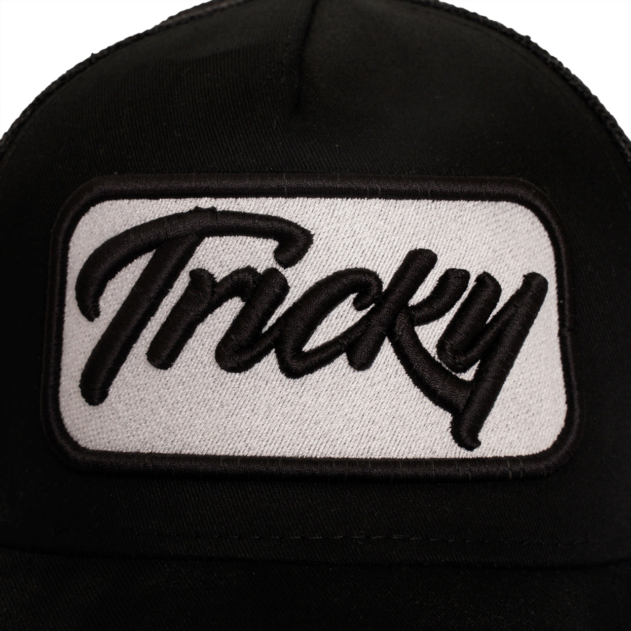 TRICKY PLATE LOGO MESH TRUCKER CAP BLACK