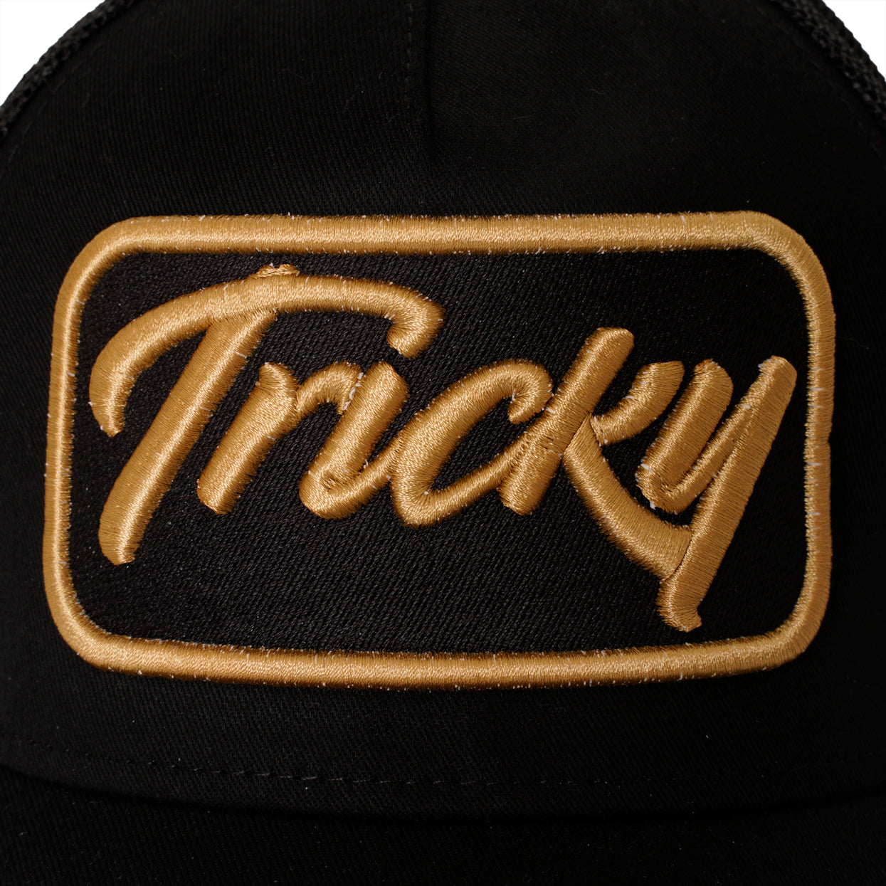 TRICKY PLATE LOGO MESH TRUCKER CAP BLACK GOLD