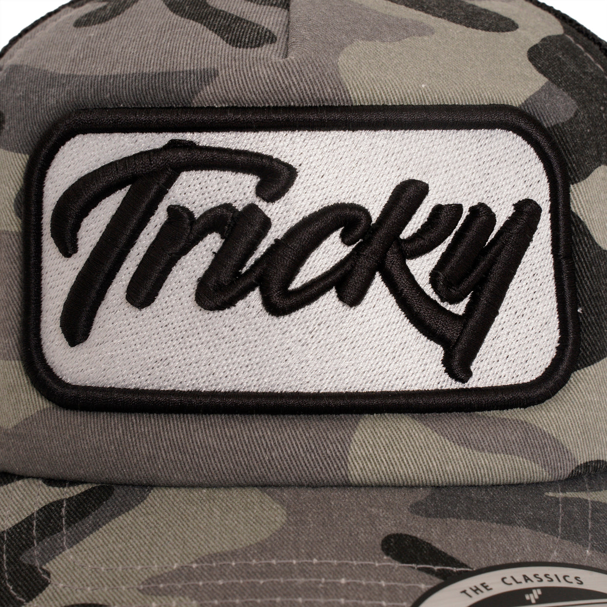 TRICKY PLATE LOGO MESH TRUCKER CAP CAMO GREY